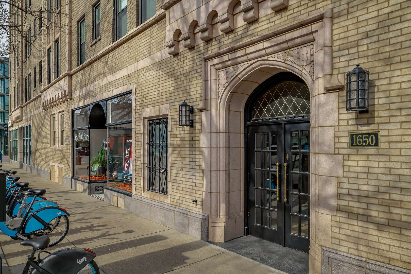 Chicago, IL 60657,1650 W Roscoe ST #310