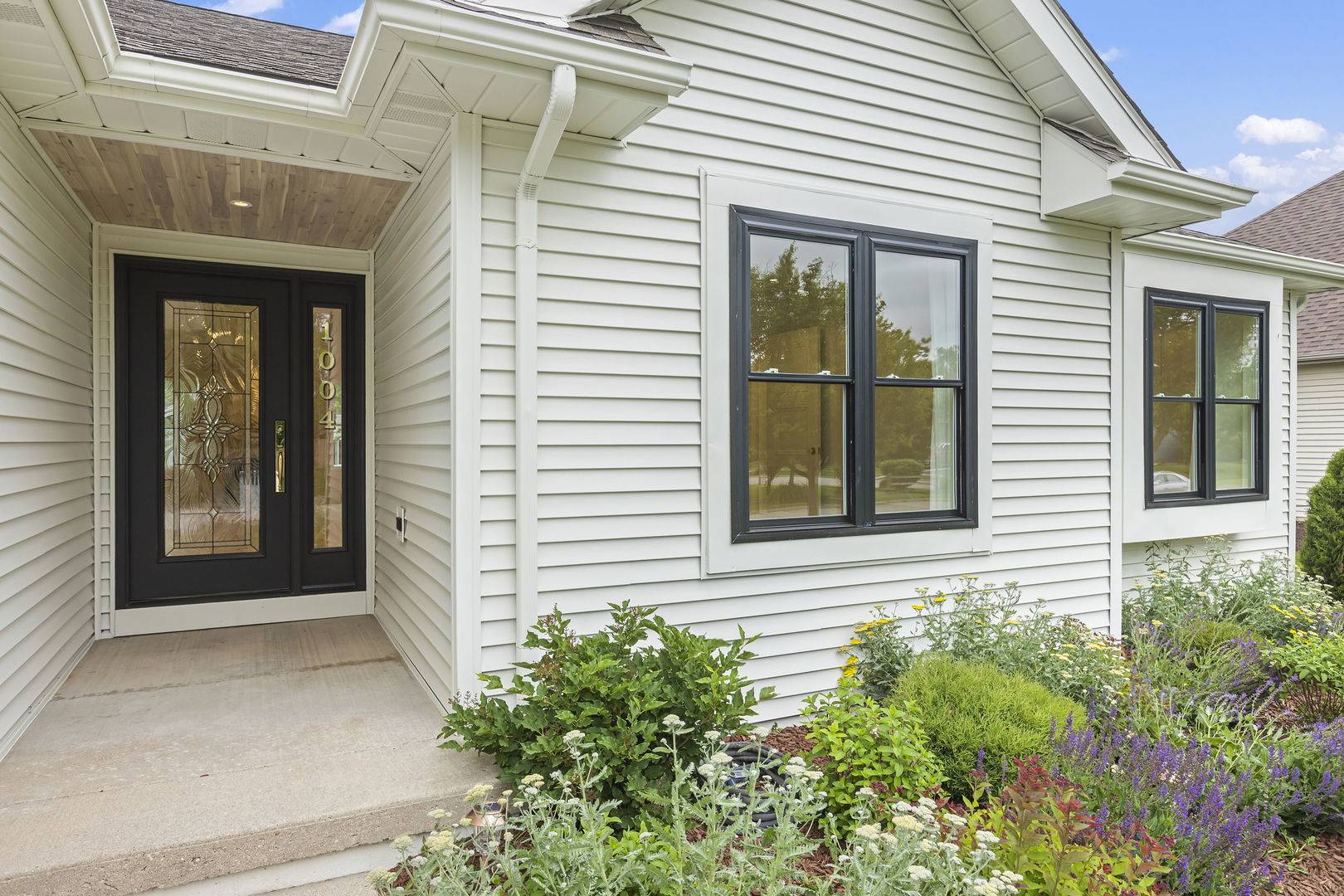 Woodstock, IL 60098,1004 Golden AVE