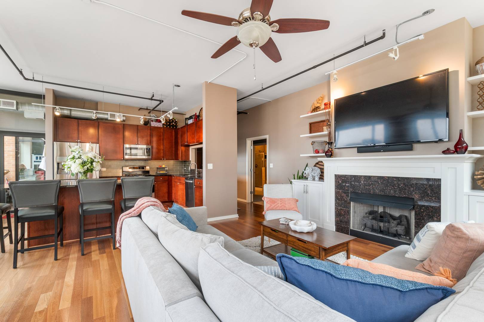 Chicago, IL 60605,520 S State ST #1401