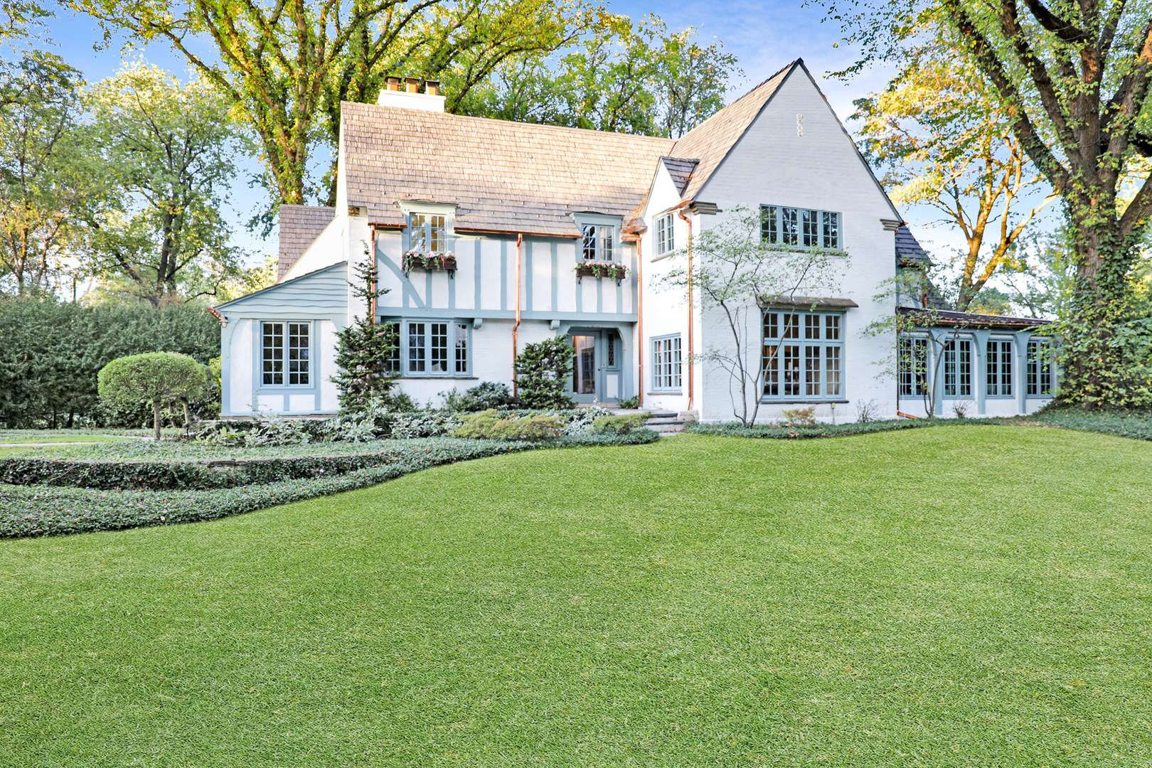 Winnetka, IL 60093,180 De Windt RD