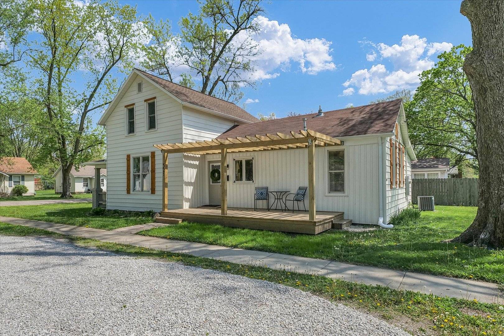 Monticello, IL 61856,521 N Chase ST