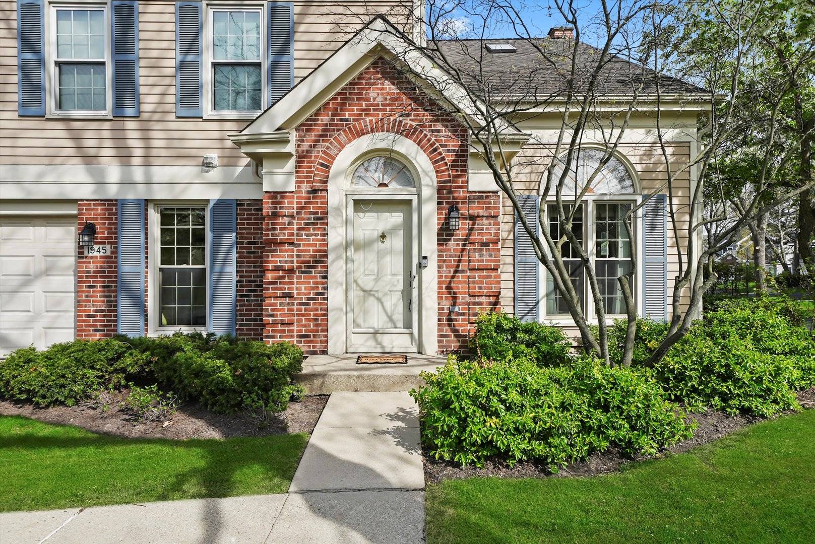 Arlington Heights, IL 60004,1945 N Charter Point DR #D