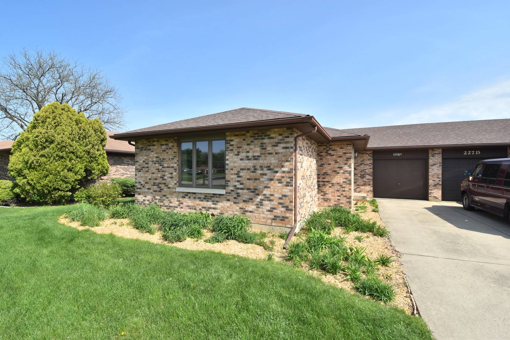 Yorkville, IL 60560,227 Hillcrest AVE #A