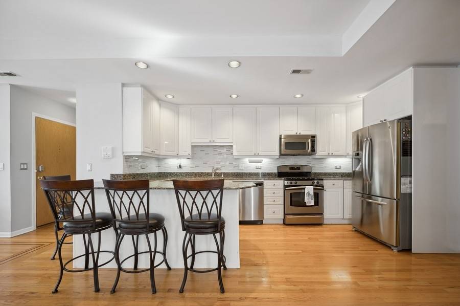 Chicago, IL 60614,2533 N Halsted ST #3S