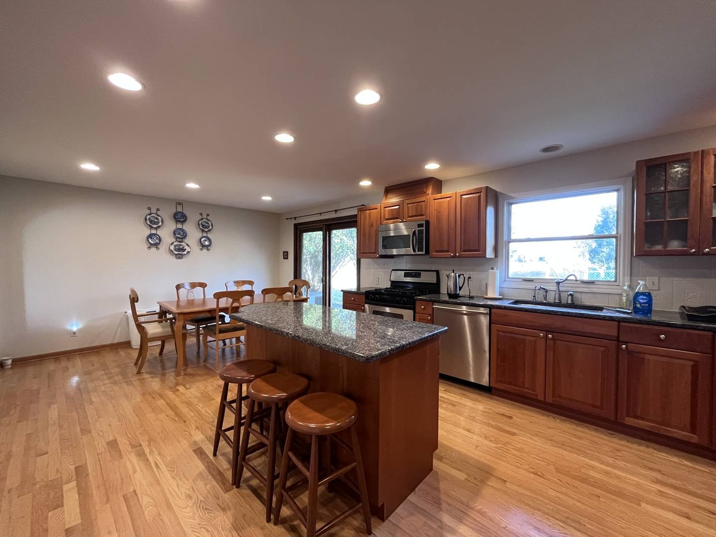 Libertyville, IL 60048,260 N saint marys RD