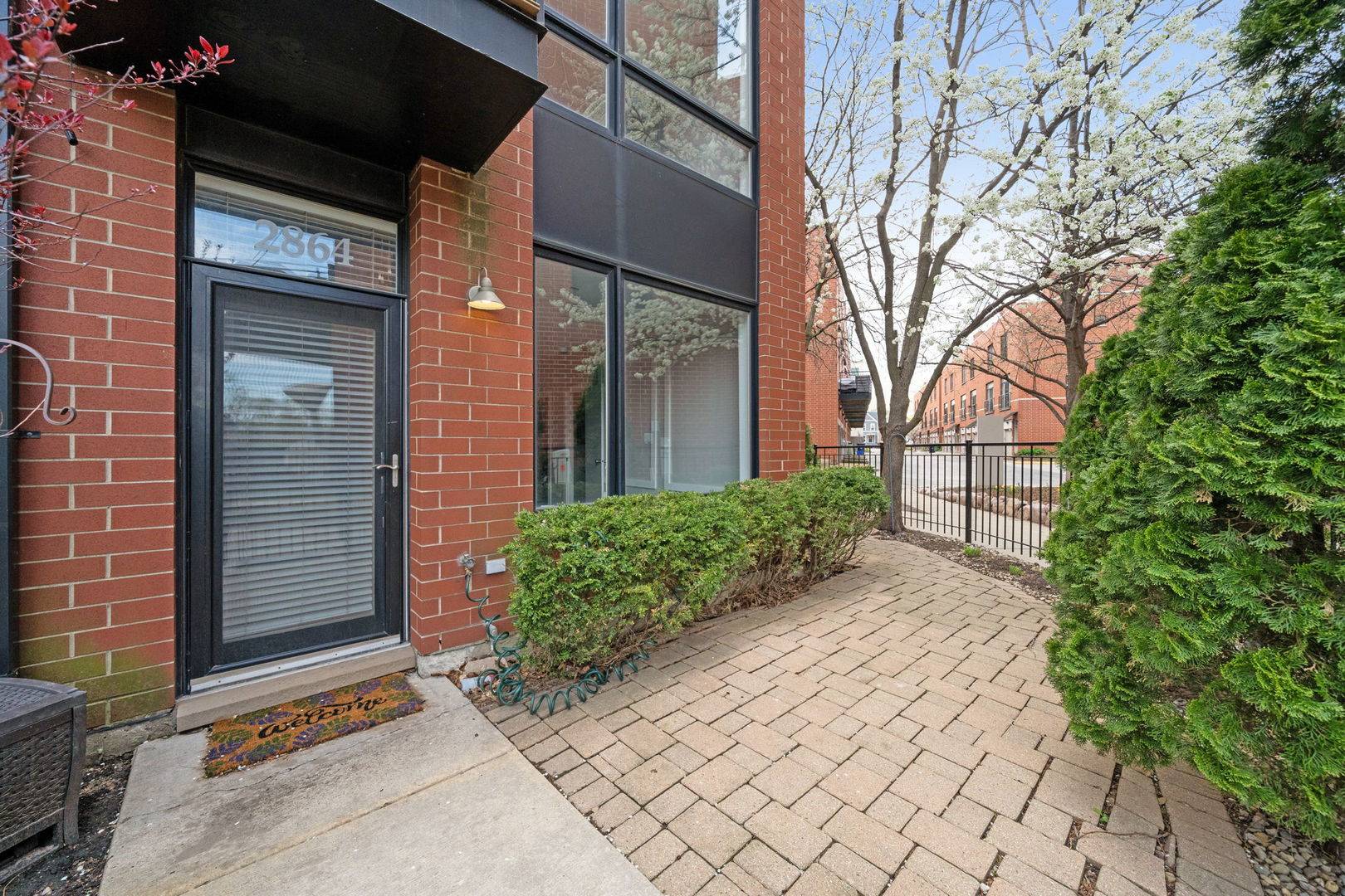 Chicago, IL 60618,2864 N Riverwalk DR