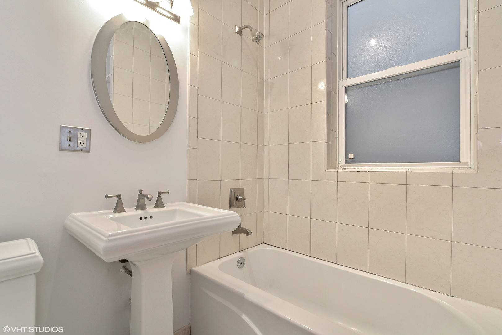 Chicago, IL 60657,714 W Barry AVE #1E