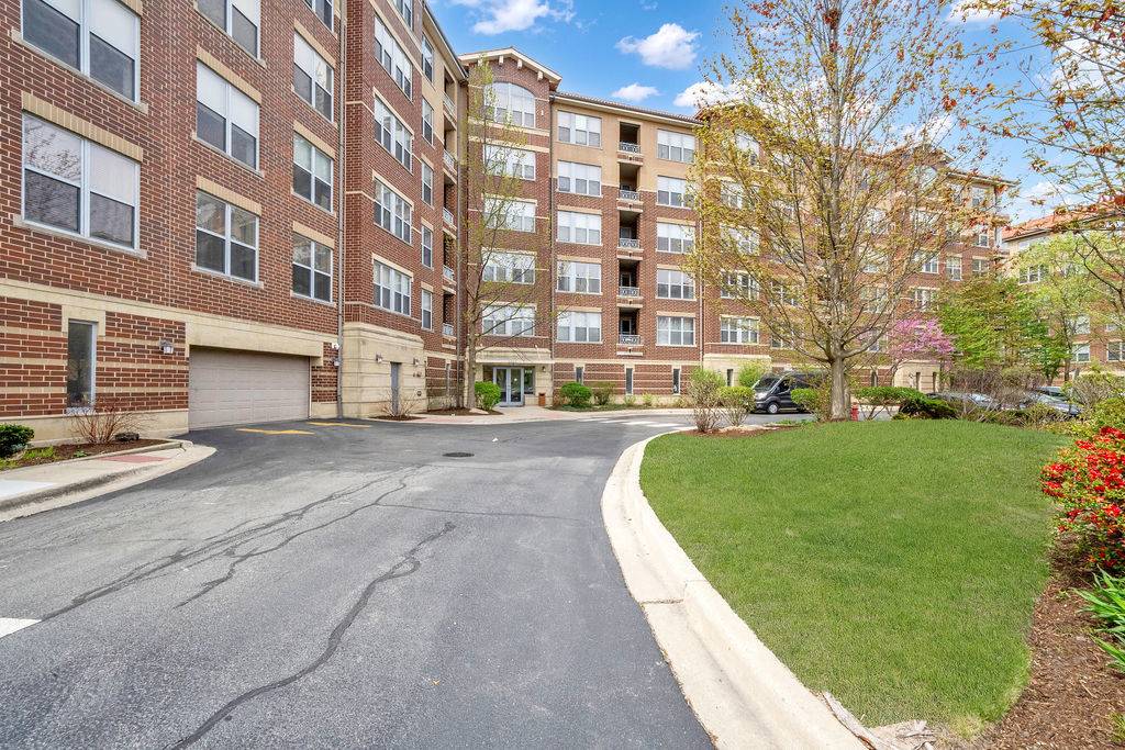 Skokie, IL 60077,9350 N SKOKIE BLVD #303