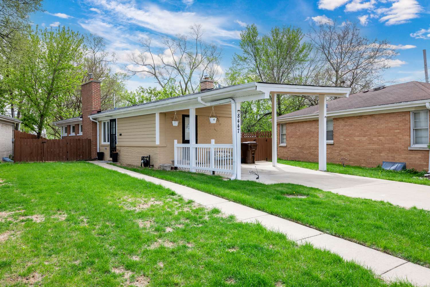 Skokie, IL 60077,8447 Gross Point RD