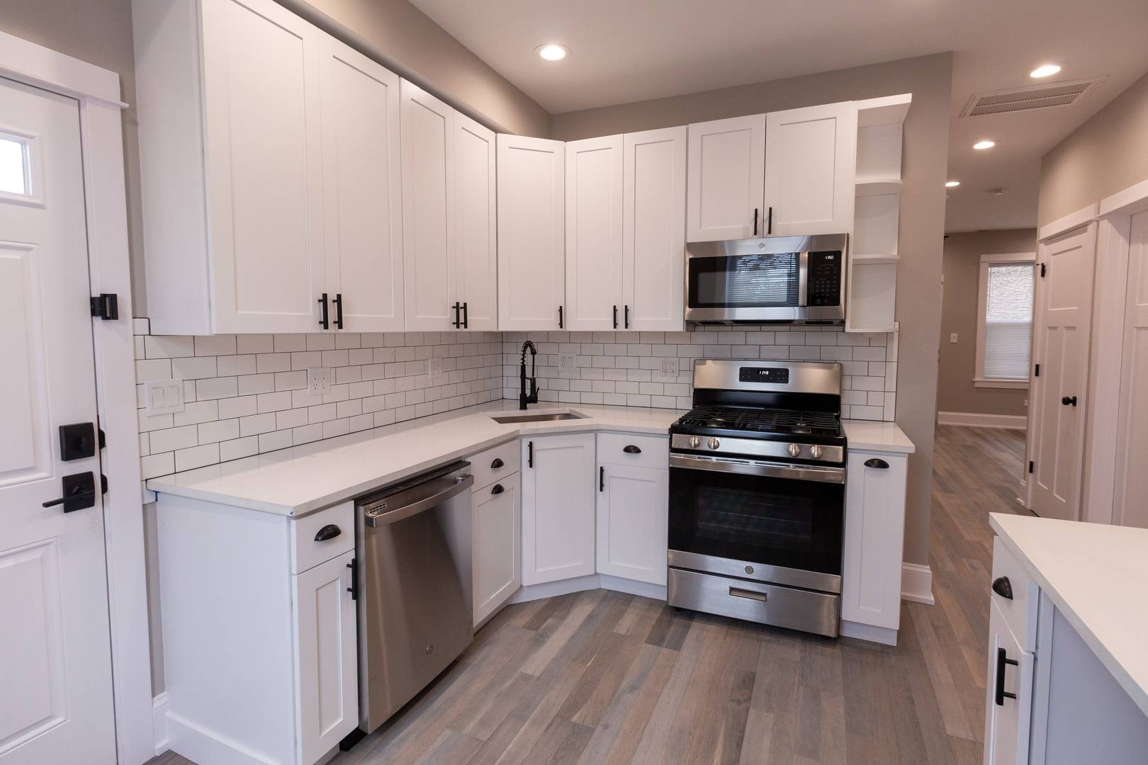 Chicago, IL 60618,2850 W Barry AVE #1R