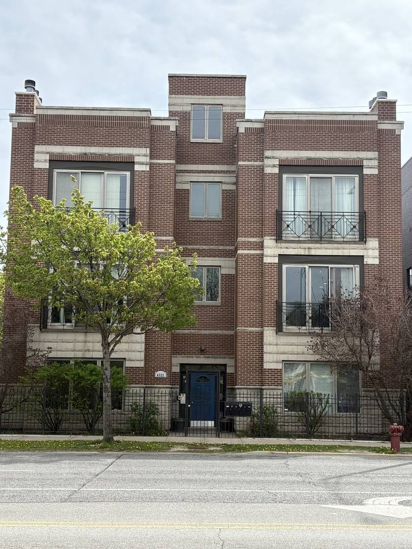 Chicago, IL 60641,4325 N Cicero AVE #2S
