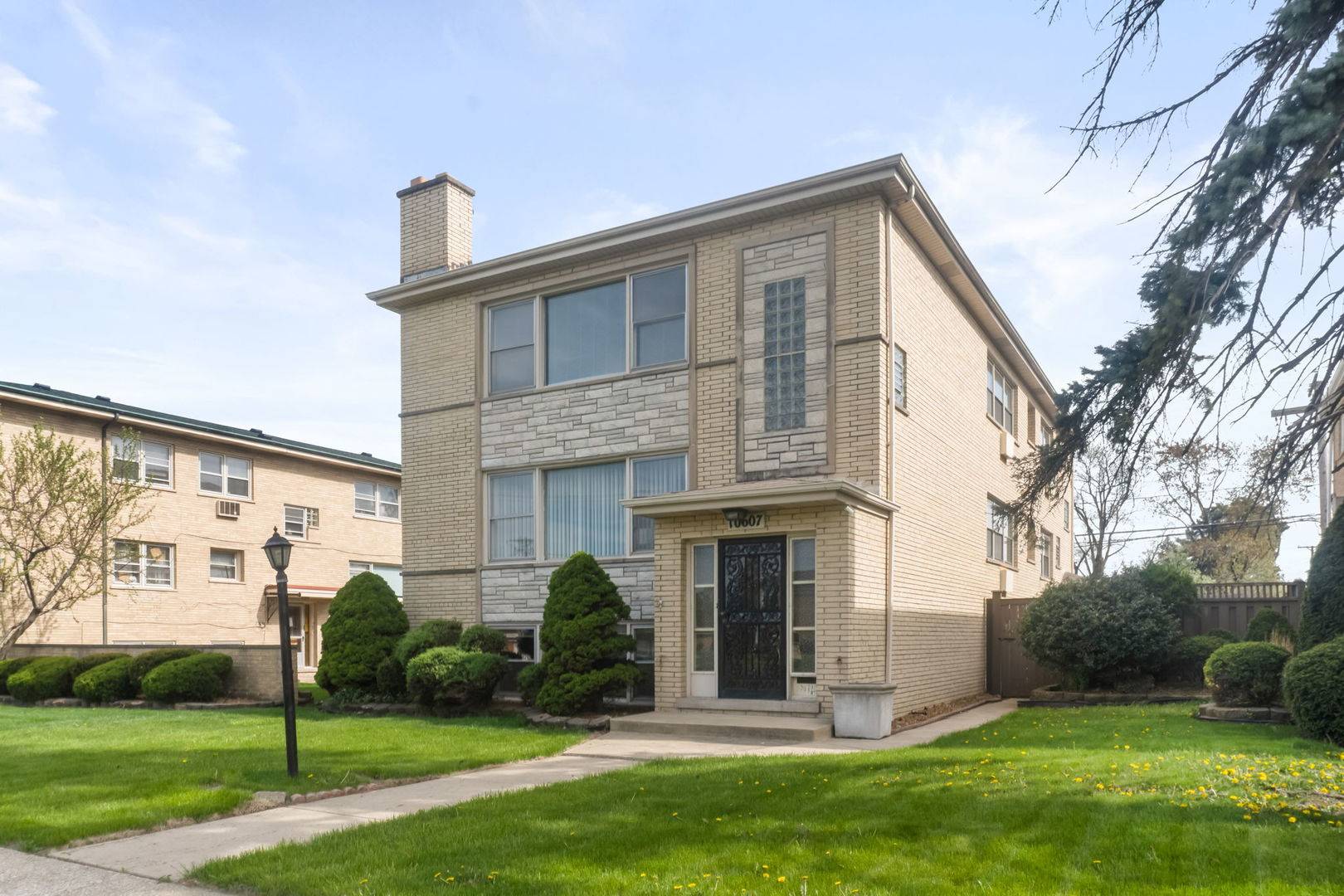 Westchester, IL 60154,10607 W Cermak RD