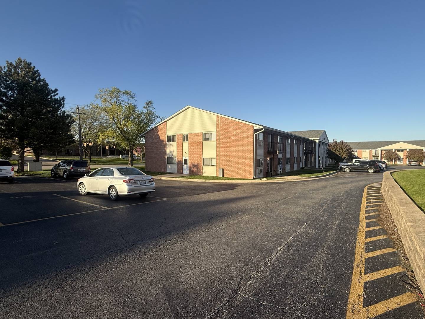 Glendale Heights, IL 60139,659 E Fullerton AVE #107