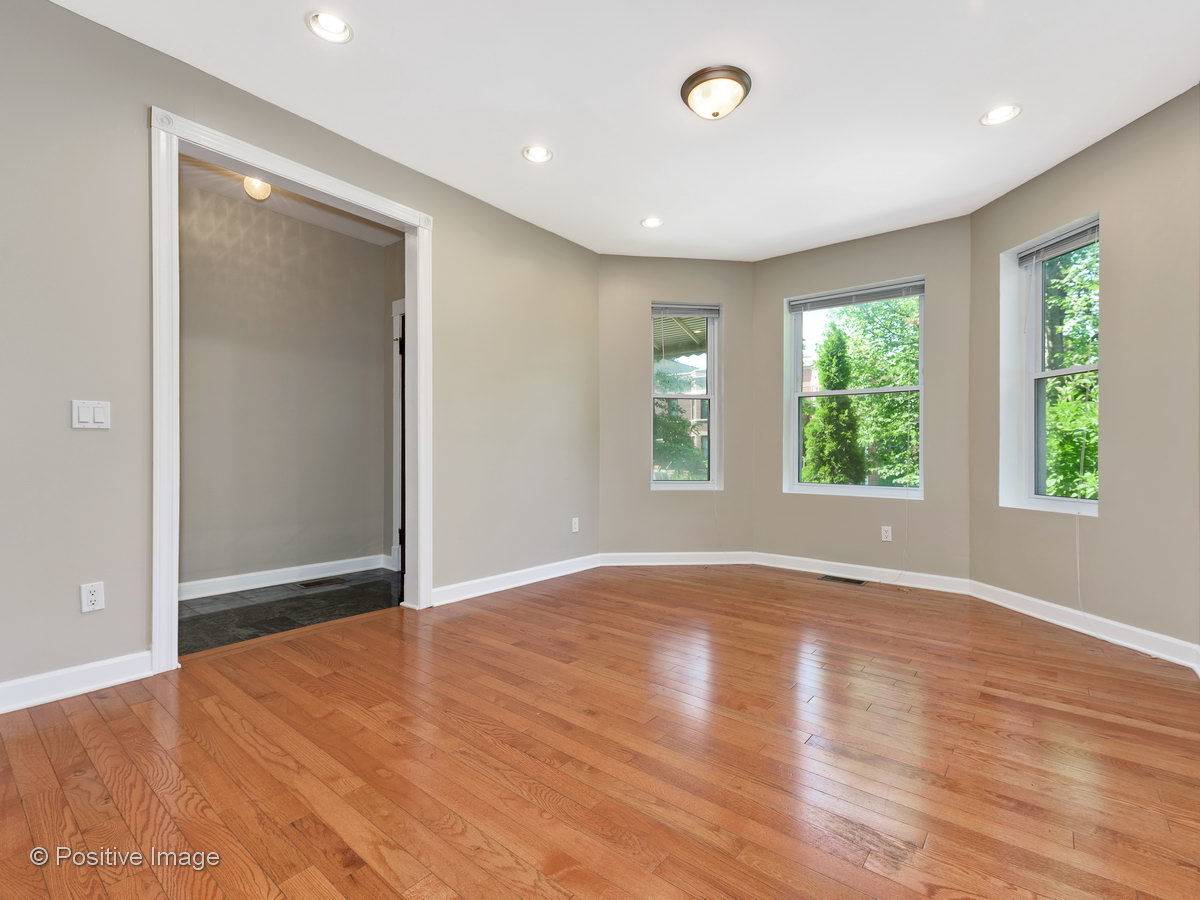Chicago, IL 60618,2215 W Addison ST #1