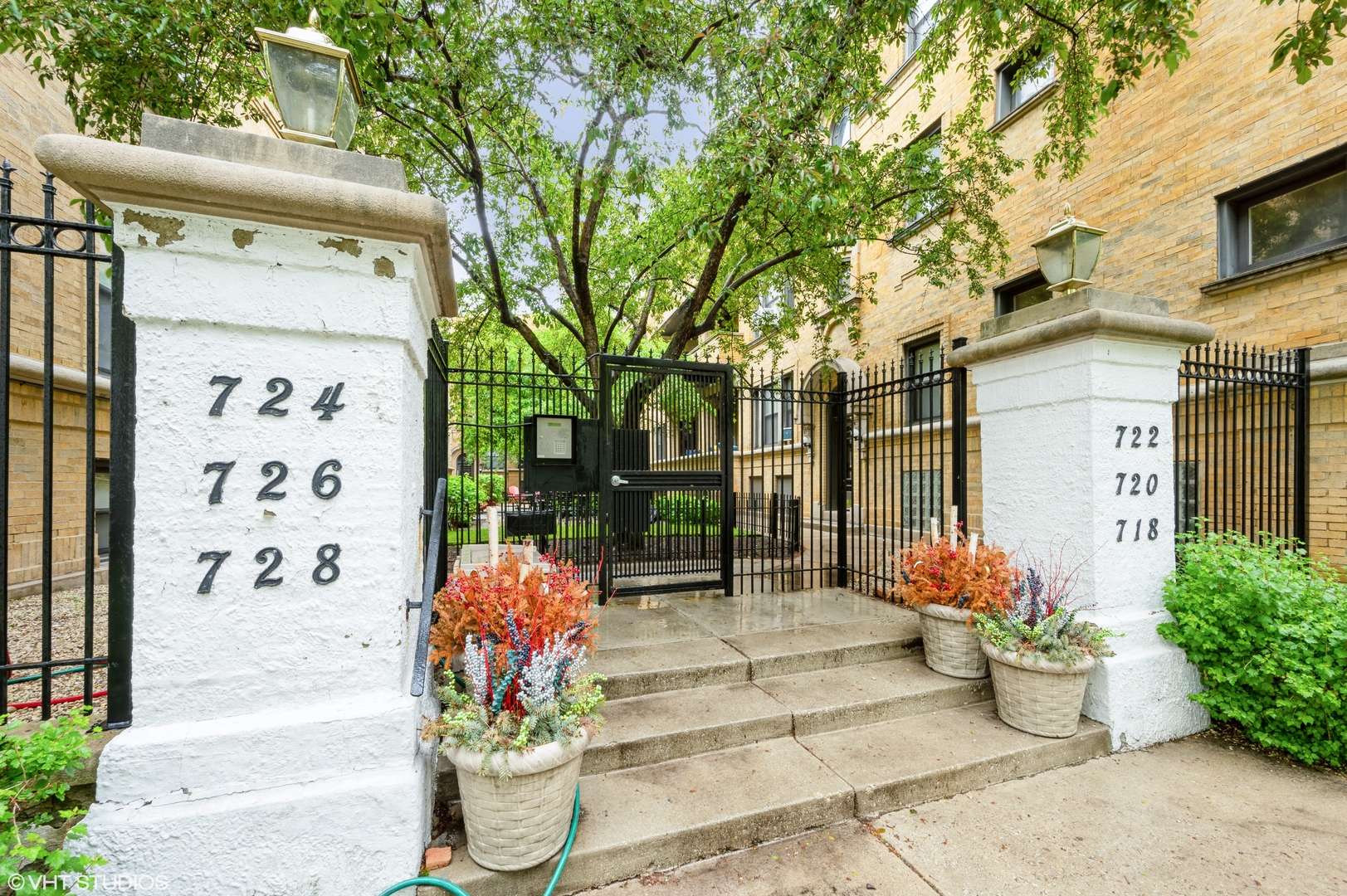 Chicago, IL 60613,724 W Sheridan RD #3N