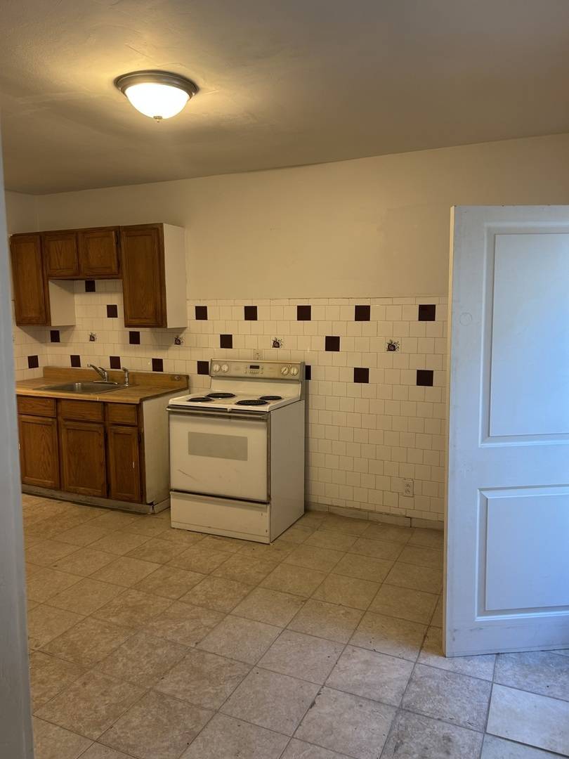Chicago, IL 60617,9515 S Avenue N #2