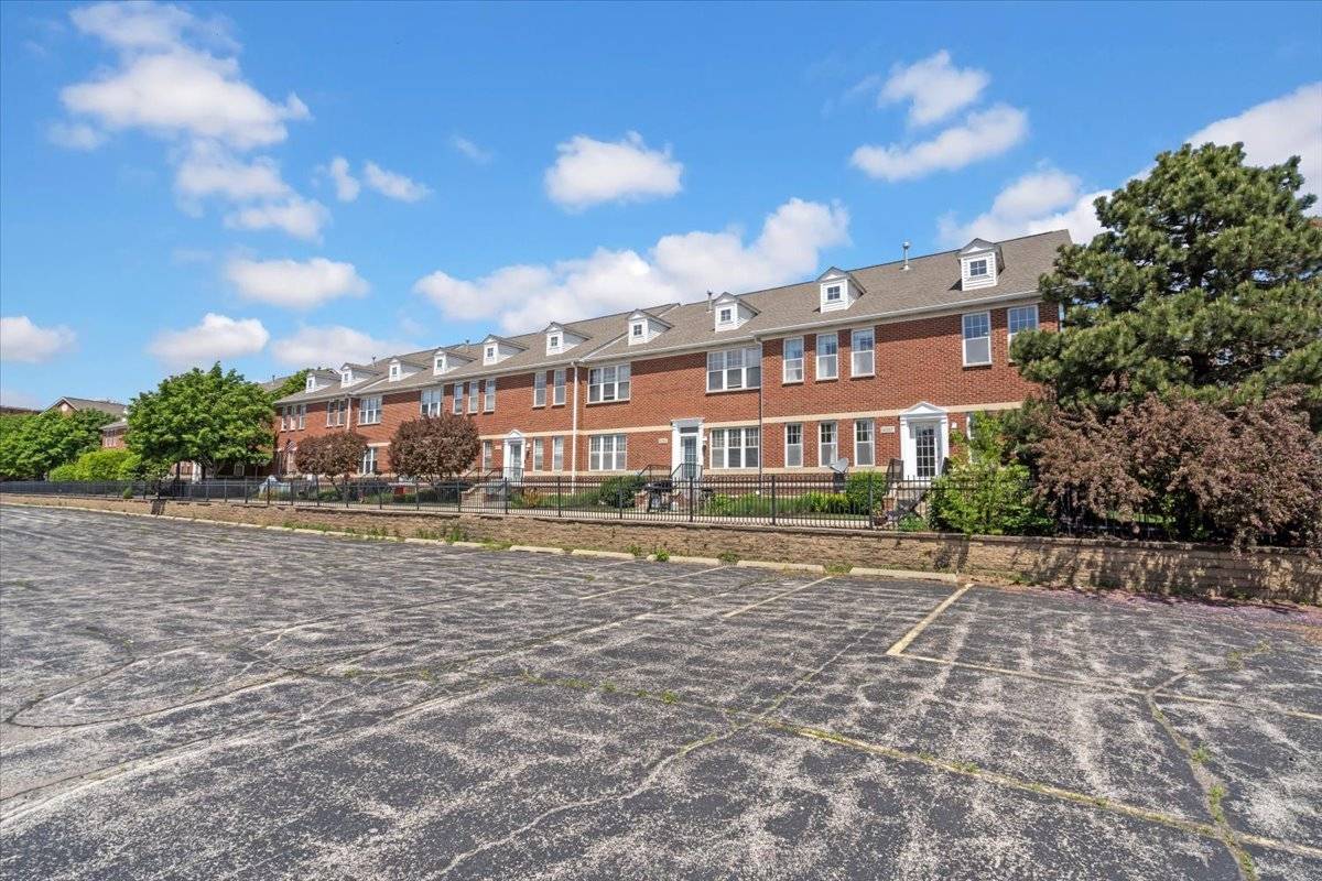Skokie, IL 60077,8207 Lincoln AVE
