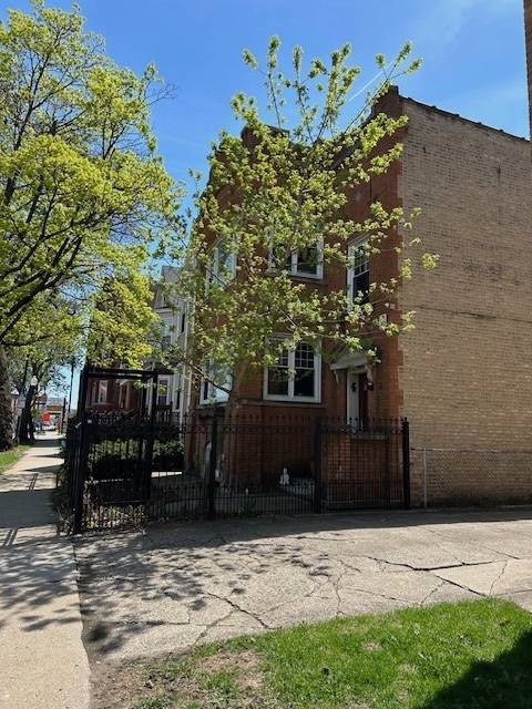 Chicago, IL 60618,3717 W Addison ST