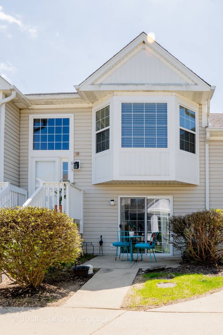 North Aurora, IL 60542,615 E Victoria CIR #615
