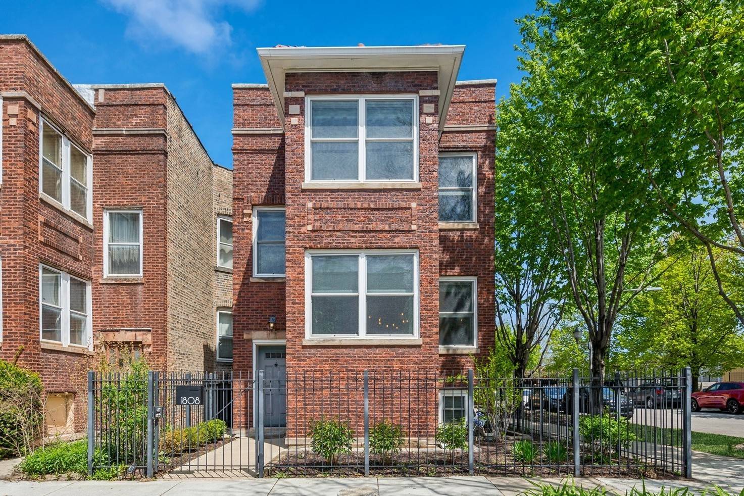 Chicago, IL 60640,1808 W Summerdale AVE