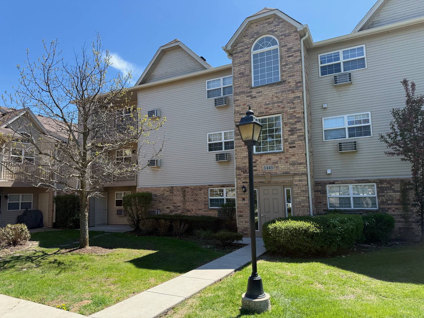 Round Lake Beach, IL 60073,1443 Spring Brook CT #1B