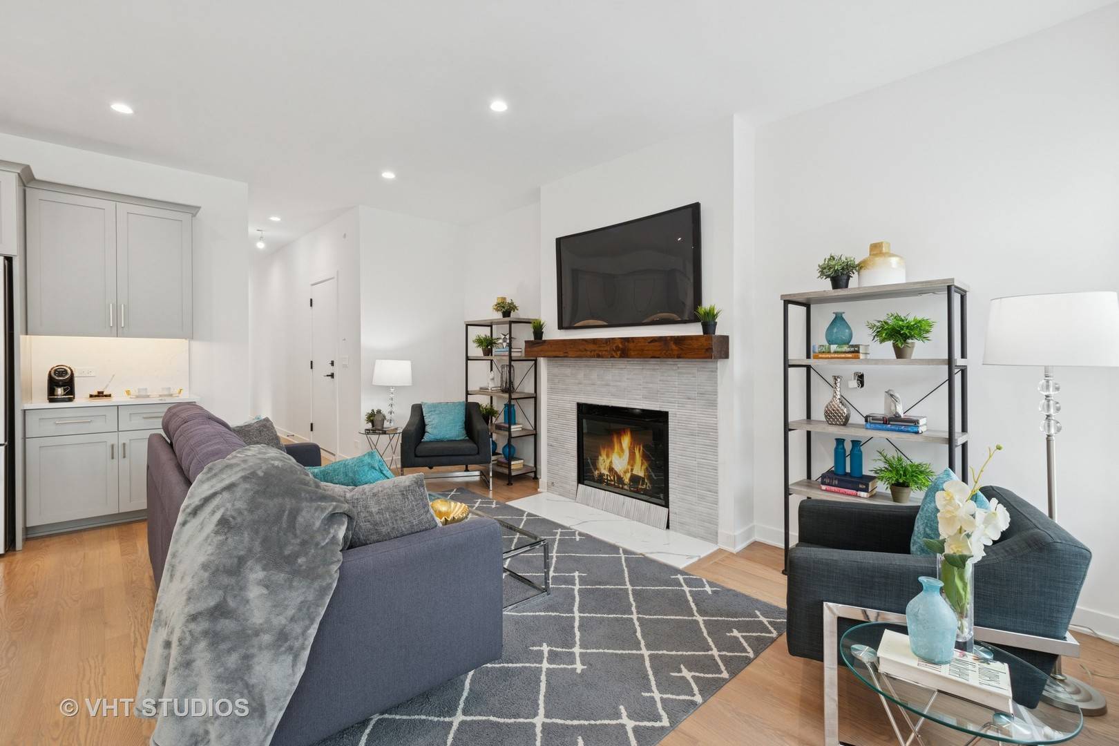 Chicago, IL 60640,847 W Ainslie ST #2E