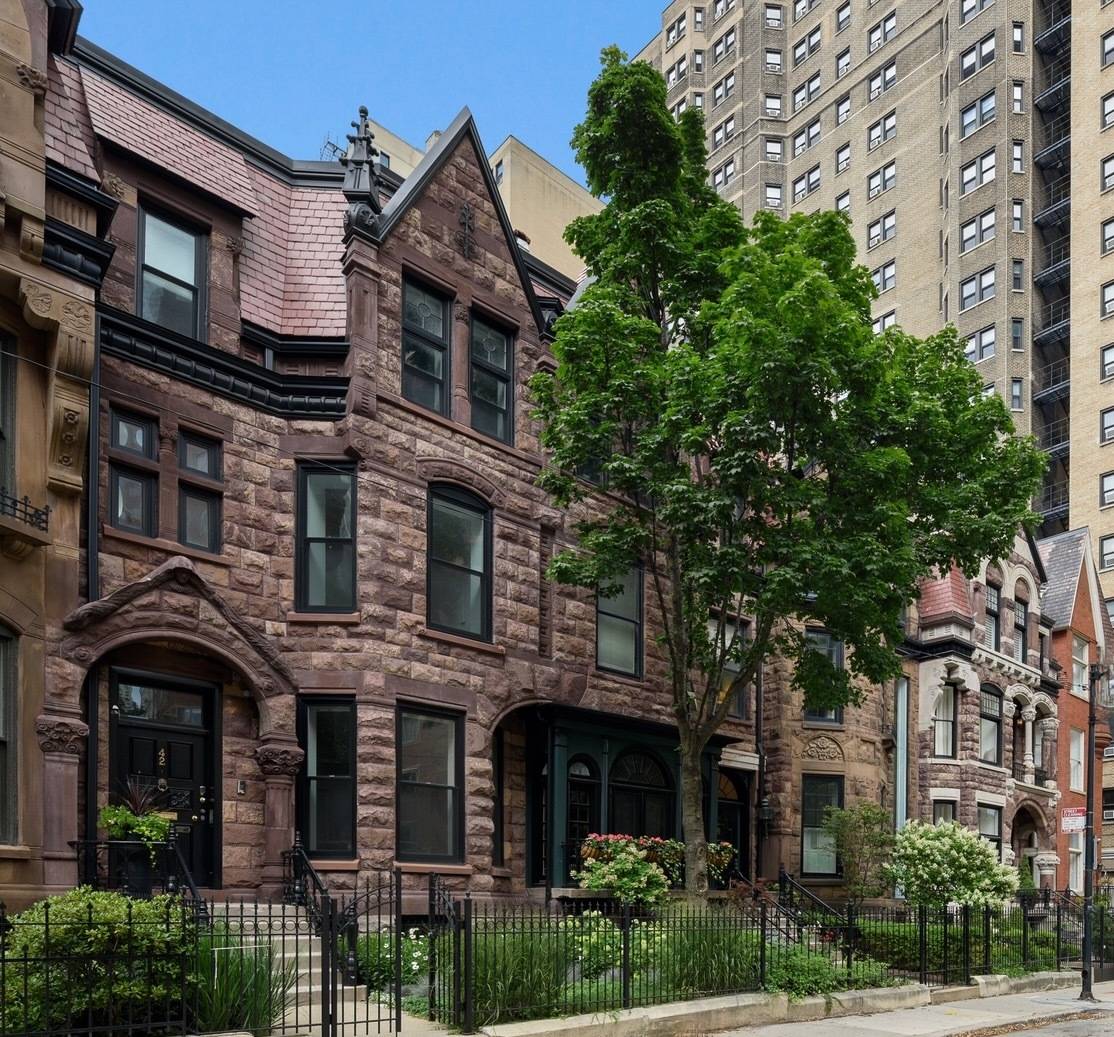 Chicago, IL 60610,42 E Schiller ST