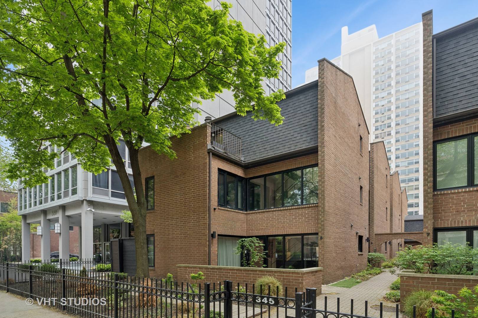 Chicago, IL 60657,345 W BARRY AVE #8
