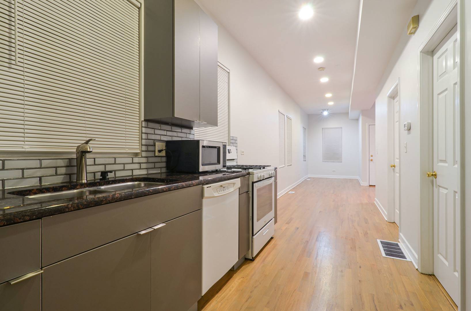 Chicago, IL 60618,3048 N CLYBOURN AVE #1B