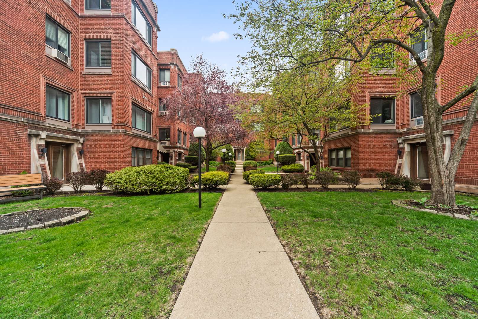 Chicago, IL 60640,914 W Sunnyside AVE #2D