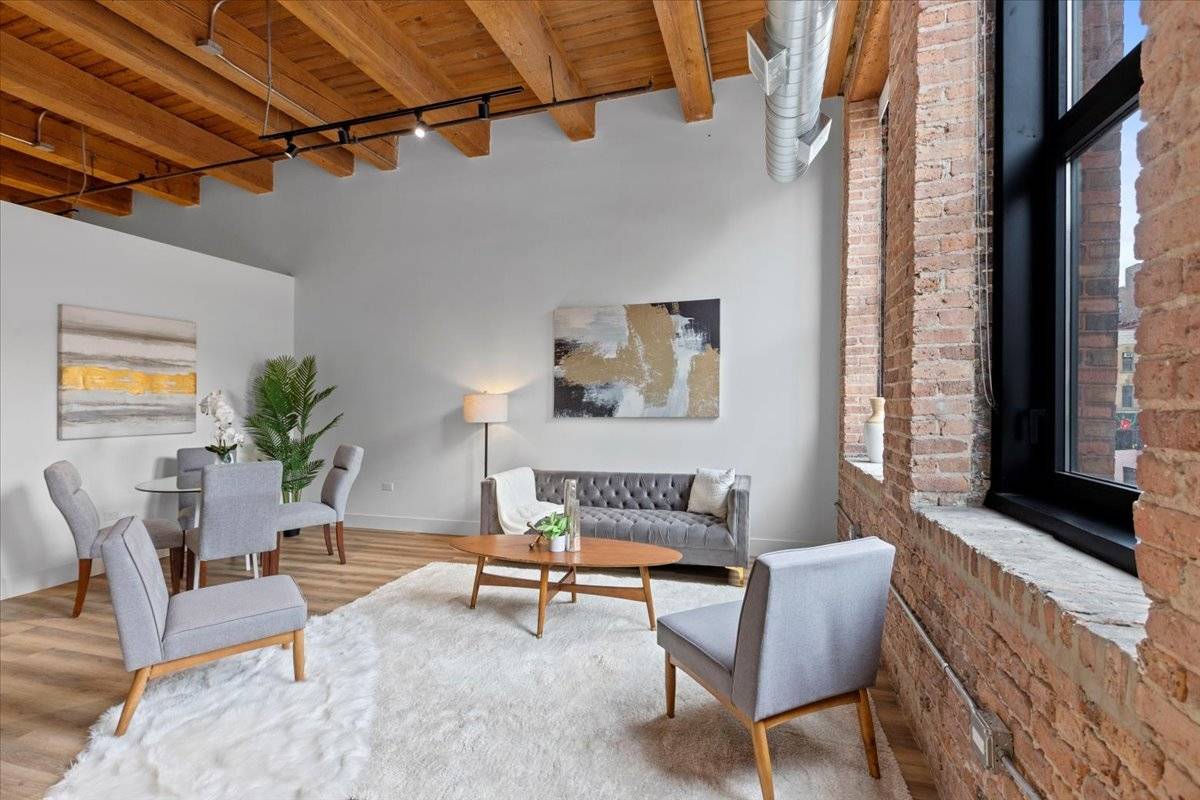 Chicago, IL 60654,153 W Ohio ST #302