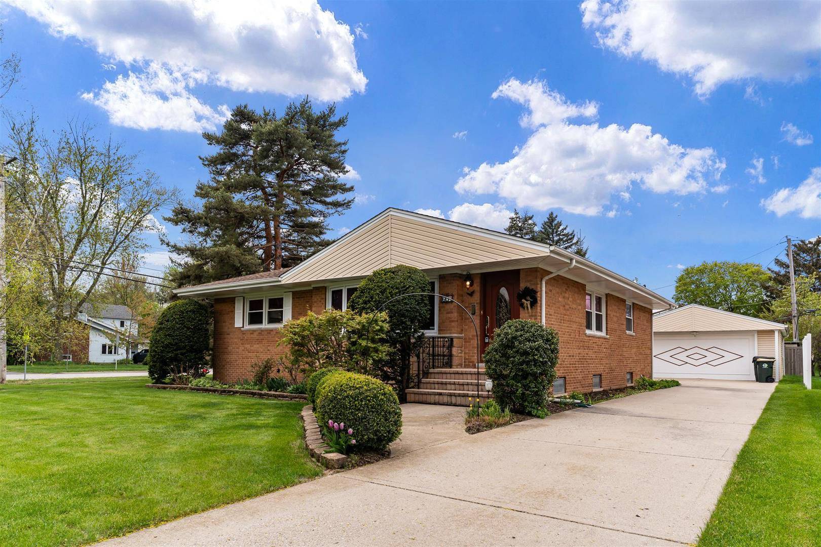 Arlington Heights, IL 60004,604 N Wilshire LN