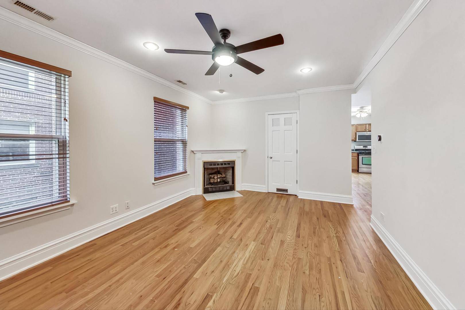Chicago, IL 60640,917 W Sunnyside AVE #2S