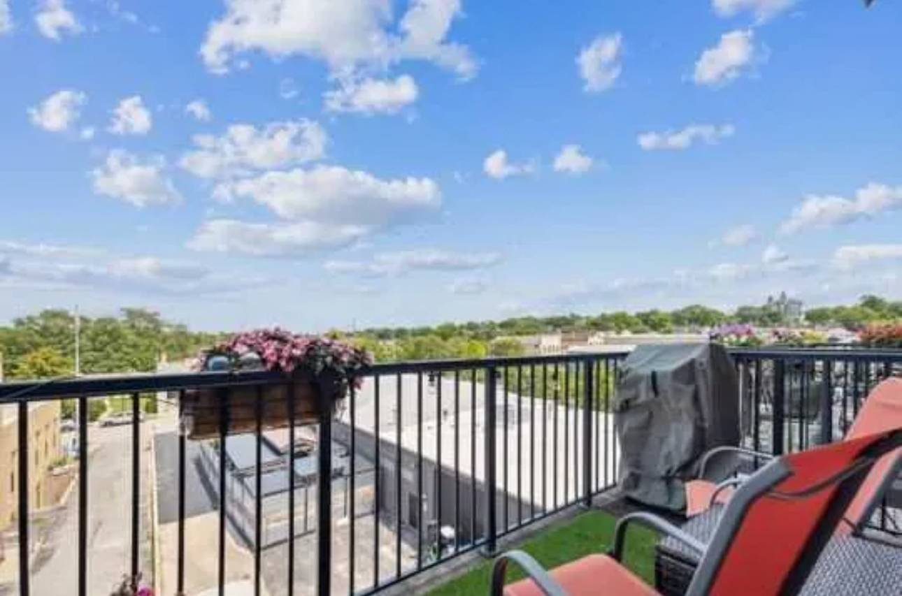 Lemont, IL 60439,348 River ST #3405