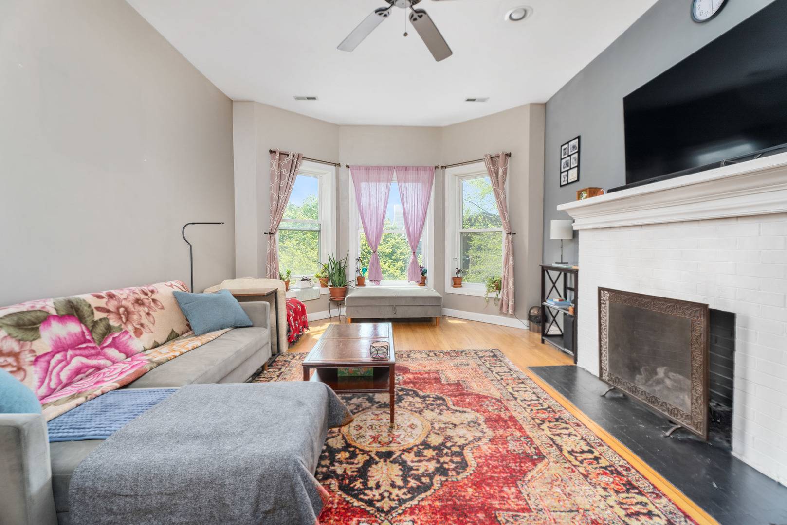 Chicago, IL 60640,908 W Lakeside PL #3W