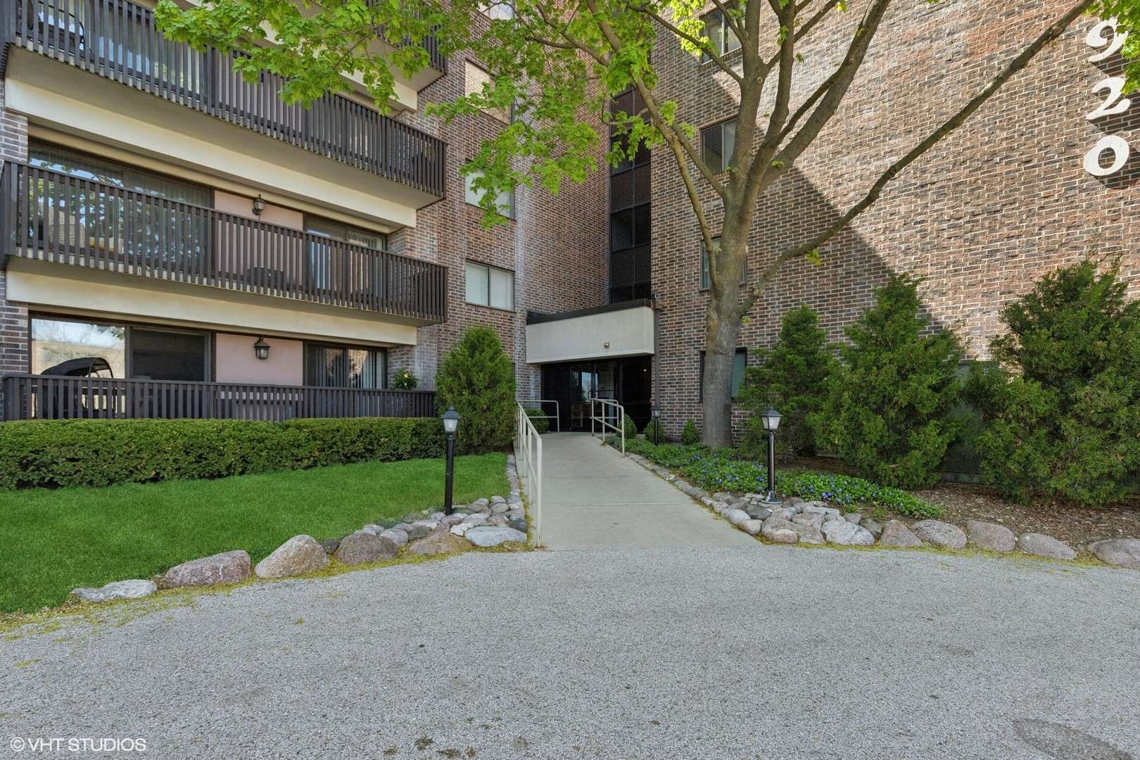 Gurnee, IL 60031,920 Vose DR #605