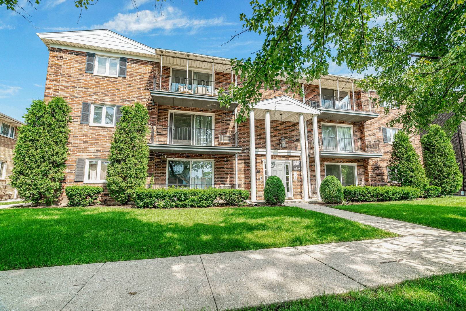 La Grange, IL 60525,21 S Waiola AVE #02