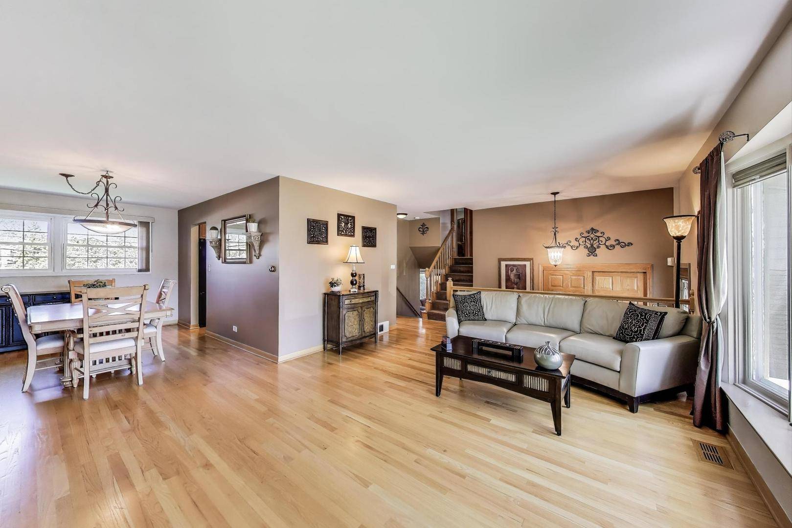 Arlington Heights, IL 60004,2210 E Michael Manor LN
