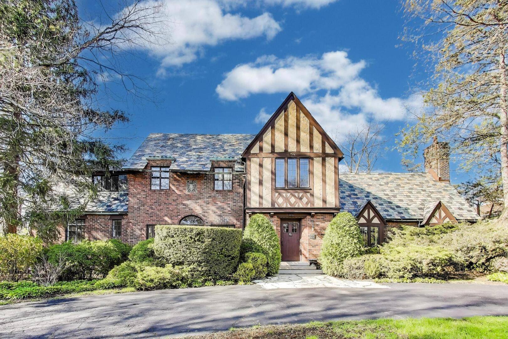 Highland Park, IL 60035,186 S DEERE PARK DR