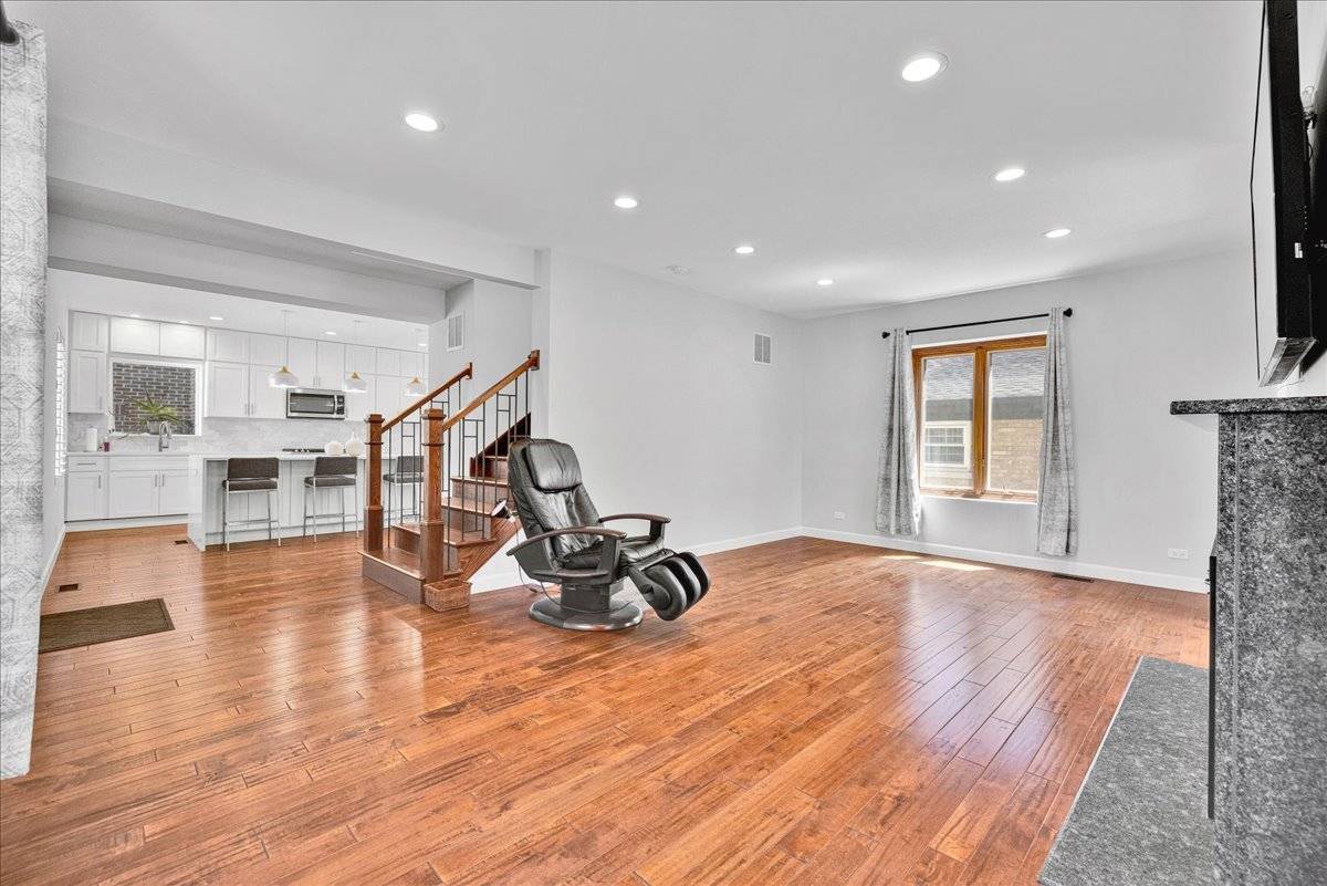 Chicago, IL 60631,7439 W Lunt AVE