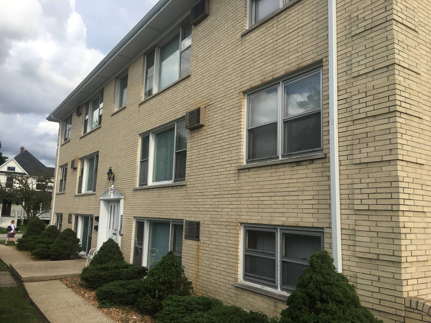 La Grange, IL 60525,20 S 6th AVE #6