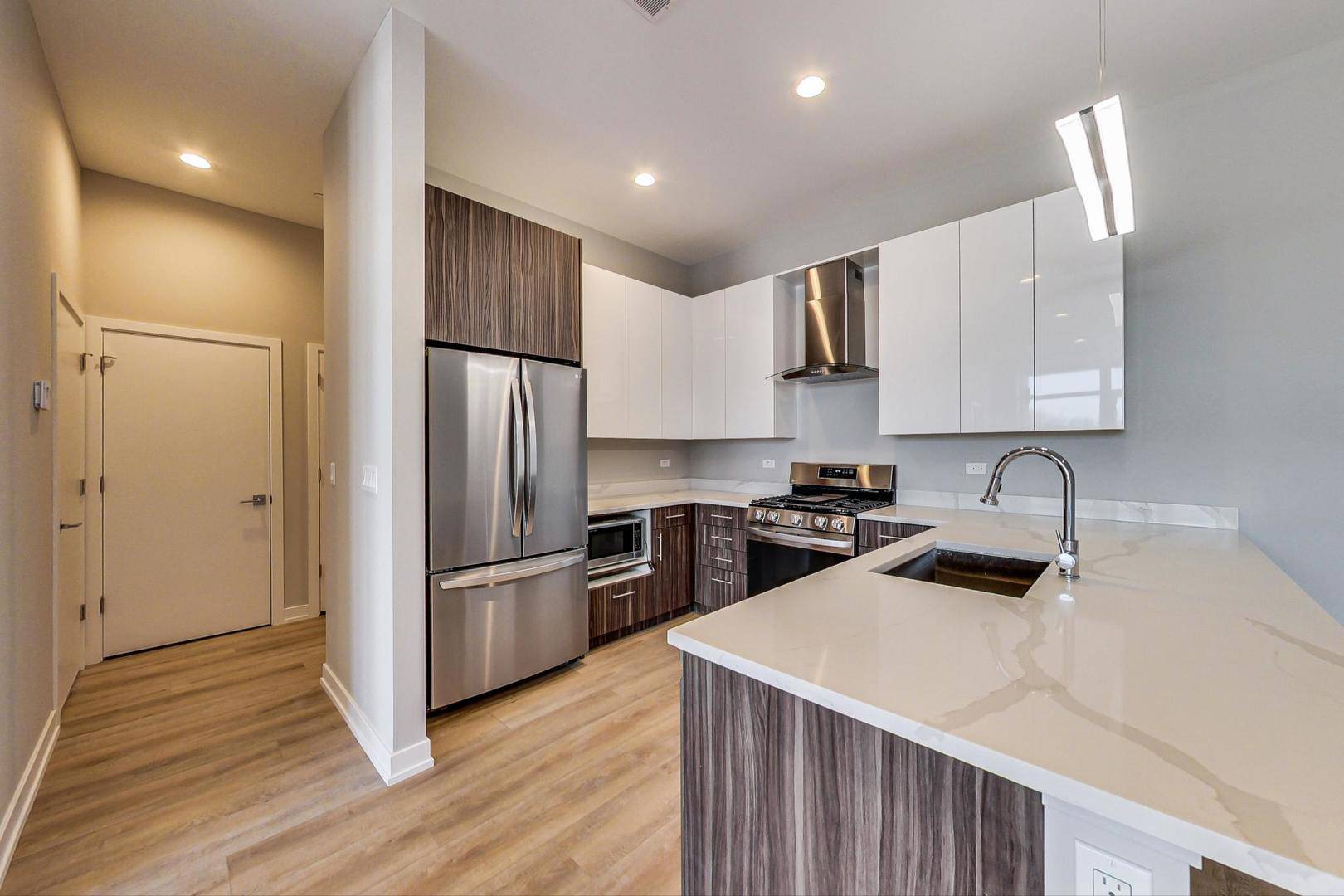 Skokie, IL 60077,8025 Skokie BLVD #204
