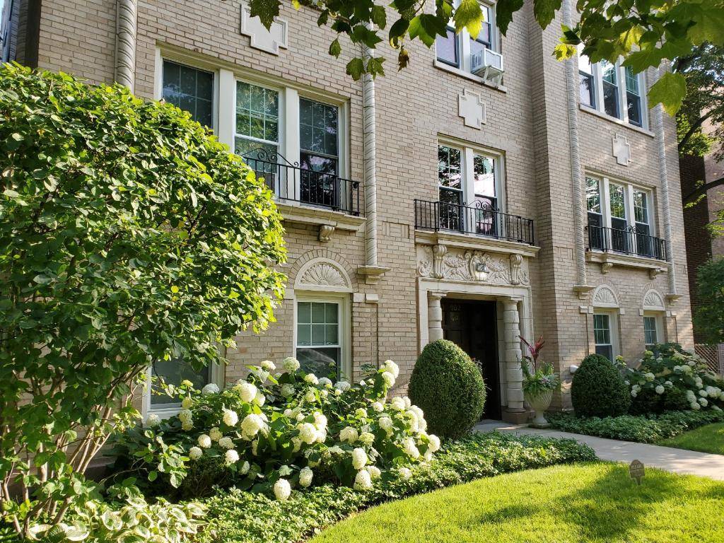 Evanston, IL 60202,802 Elmwood AVE #1E