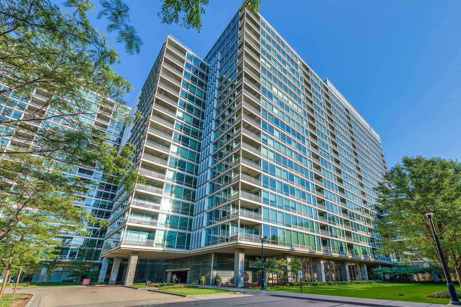 Skokie, IL 60077,9715 Woods DR #602