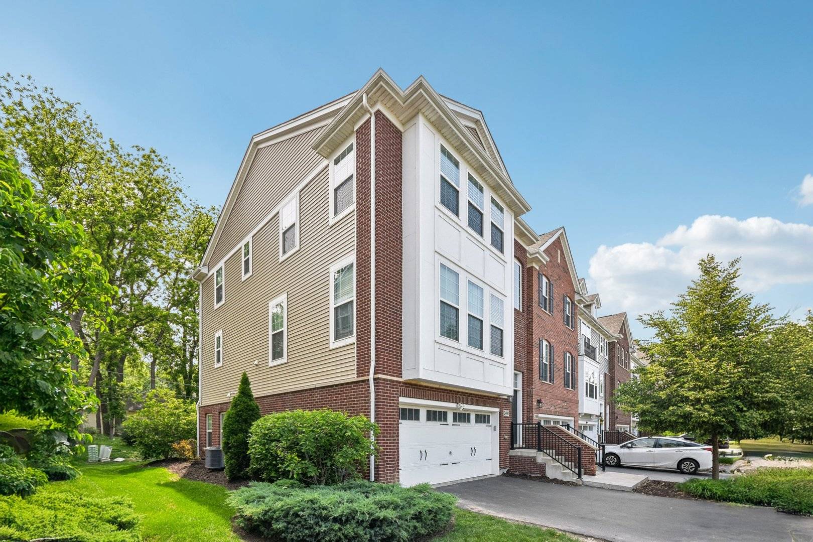 Woodridge, IL 60517,2490 Huntleigh LN