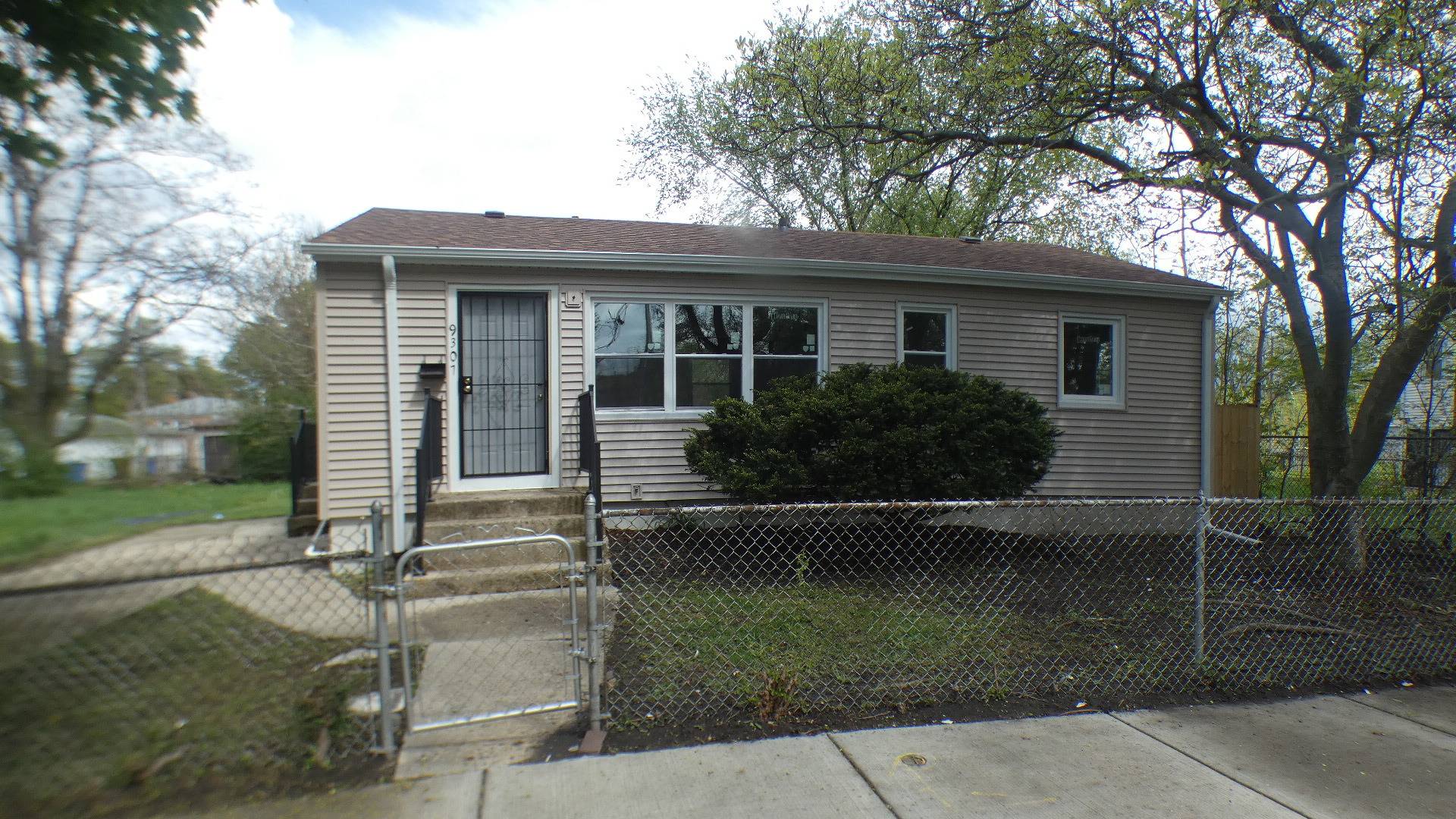 Chicago, IL 60620,9307 S La Salle AVE