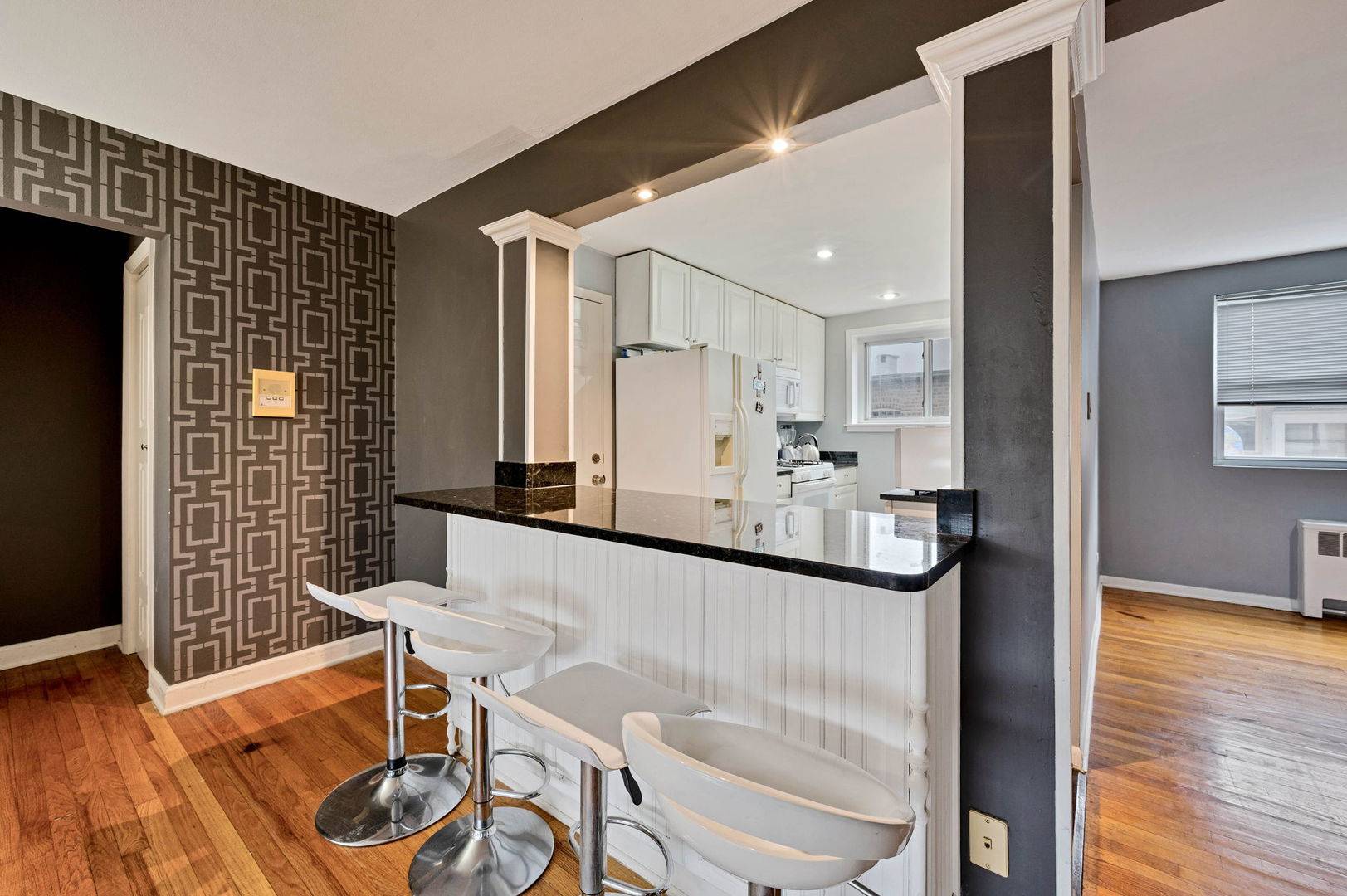 Chicago, IL 60645,7435 N Ridge BLVD #3B