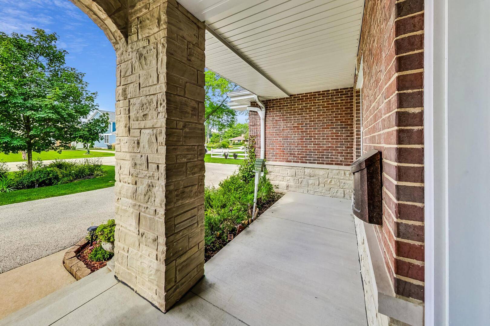 Arlington Heights, IL 60005,1106 W Wing ST
