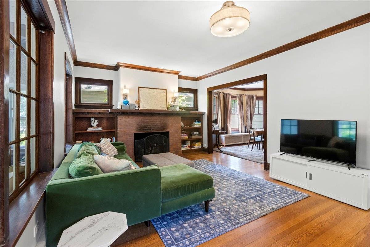 Chicago, IL 60618,3718 N Harding AVE