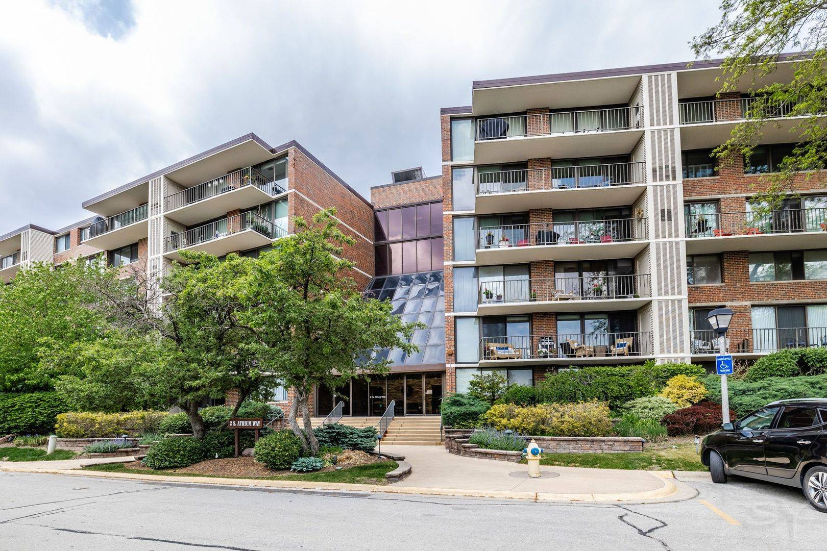 Elmhurst, IL 60126,2 S Atrium WAY #301